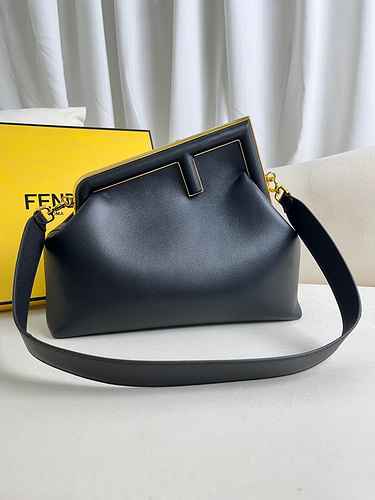 FENDI La borsa a tracolla Fendi adotta la versione replica di fascia alta in pelle originale premium