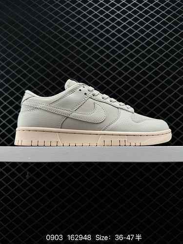 La collezione di scarpe da cricket 24 Nike SB Zoom Dunk Low è una classica sneaker casual versatile 