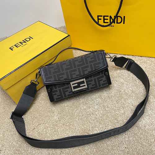 FENDI La borsa a tracolla Fendi adotta la versione replica di fascia alta in pelle originale di alto