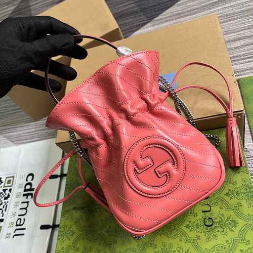 La mini borsa a secchiello GUCCI Gucci è realizzata in pelle originale di alto livello importata e v