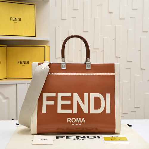 FENDI La borsa Fendi è realizzata in materiale di tela importato con un sacchetto regalo di consegna