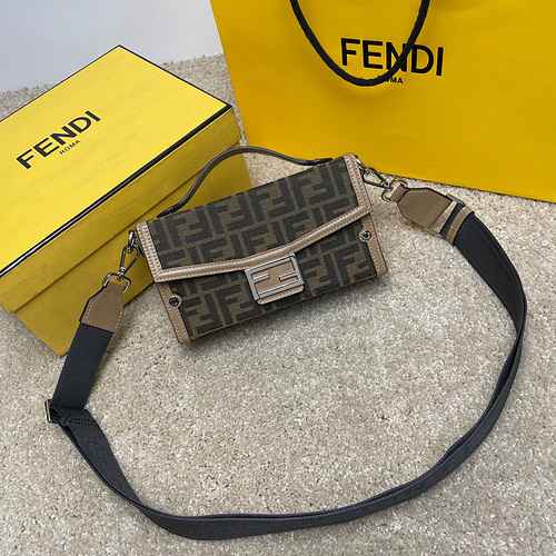 La borsa a tracolla FENDI Fendi è realizzata in pelle originale di alto livello importata e versione