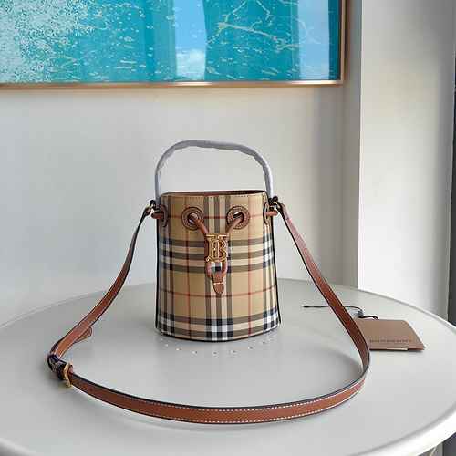 La mini borsa a secchiello Bur Burberry è realizzata in pelle originale di alto livello importata e 