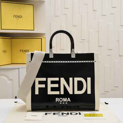 FENDI La borsa Fendi è realizzata in tela importata con sacchetto regalo di consegna di alta qualità