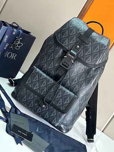 Lo zaino da uomo DIOR è realizzato in pelle originale importata di prima qualità con borsa regalo di