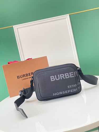 La borsa fotografica dedicata da uomo Burberry è realizzata in pelle originale importata di prima qu