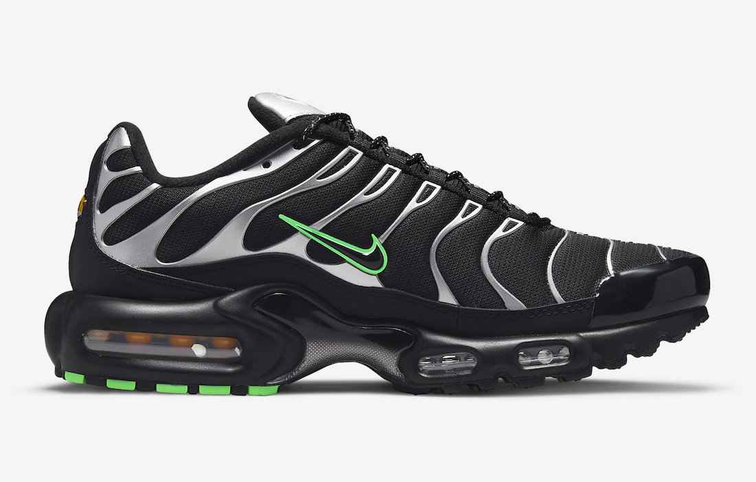 Nike-Air-Max-Plus-Black-Silver-DR0139-001-Release-Date-2.jpeg