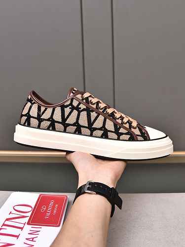 Valentino Couple Code: 0911C30 Size: Female 35-39 Male 38-44 (customized for 45)