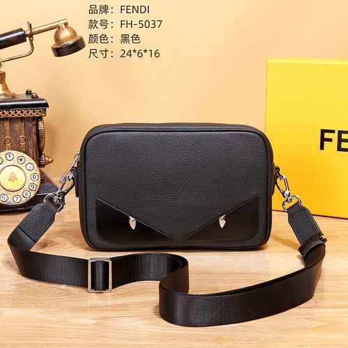 FENDI Borsa a tracolla esclusiva da uomo Fendi Realizzata in materiale di tela importato Consegna di