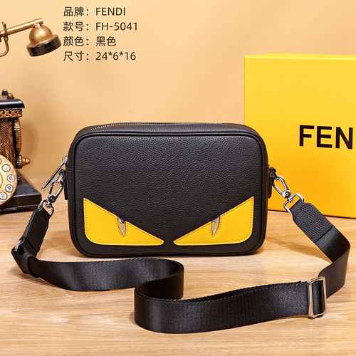 FENDI Borsa a tracolla esclusiva da uomo Fendi Realizzata in materiale di tela importato Consegna di