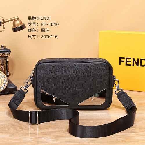 FENDI Borsa a tracolla esclusiva da uomo Fendi Realizzata in materiale di tela importato Consegna di