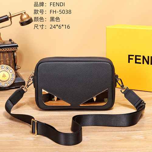 FENDI Borsa a tracolla esclusiva da uomo Fendi Realizzata in materiale di tela importato Consegna di