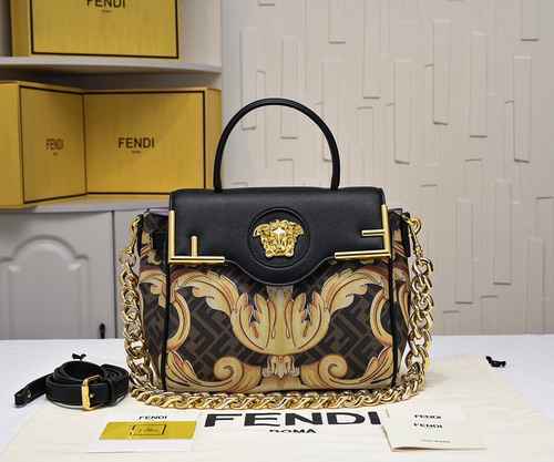 FENDI La borsa Fendi è realizzata in materiale di tela importato con un sacchetto regalo di consegna