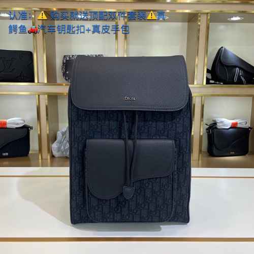 Lo zaino da uomo DIOR è realizzato in pelle originale importata di prima qualità con borsa regalo di