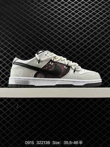 La sneaker 8 Nike Dunk Low Retro, una sneaker vintage con cinturino decostruito, è stata originariam