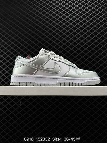 La collezione di scarpe da cricket Nike SB Zoom Dunk Low è una classica sneaker casual versatile con