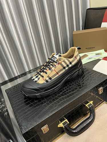 Scarpa Uomo Burberry Codice 0918C40 Taglia 3944