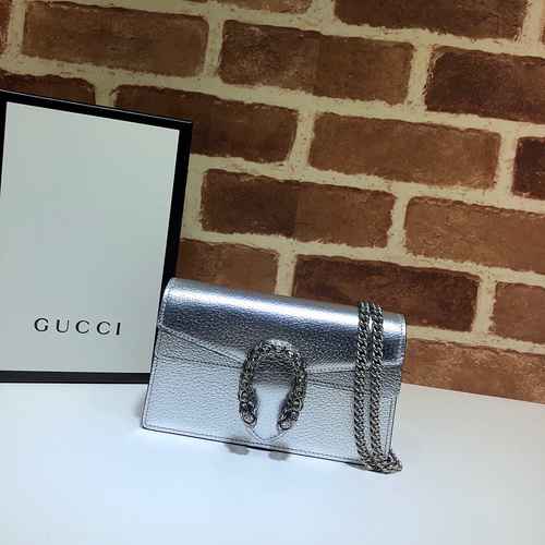 La borsa a catena GUCCI è realizzata in materiale di tela importato con un sacchetto regalo di conse