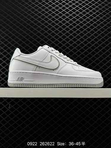 Le sneaker retrò Nike Air Force 7 Air Force One mettono in mostra un capitolo leggendario con la lor