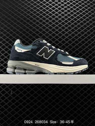 The 7 New Balance 22R running shoe follows the classic technology from its inception, featuring an E