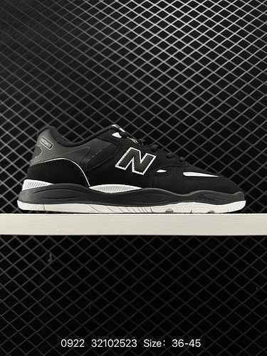 I pattini New Balance presentano tomaie in pelle e tessuto con una silhouette pulita e retrò che tra