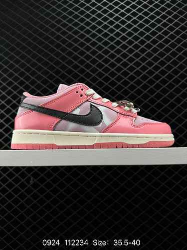 Le sneakers versatili classiche della serie Nike Dunk Low SB sono dotate di una spessa imbottitura s