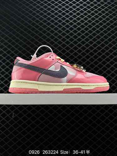 L'intera scarpa Nike Dunk Low Barbie è presentata nell'iconico stile rosa "Barbie" con ele