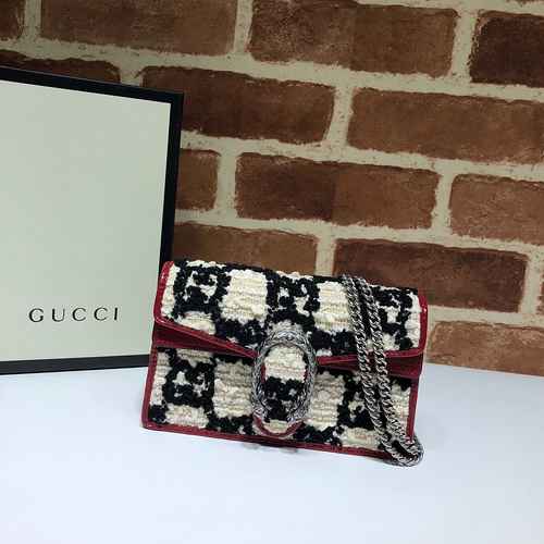 La borsa a catena GUCCI è realizzata in materiale di tela importato con un sacchetto regalo di conse