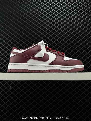 La collezione di scarpe da cricket Nike SB Zoom Dunk Low è una classica sneaker casual versatile con