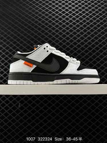 La tomaia 2 TIGHTBOOTH x Nike SB Dunk Low è realizzata in pelle scamosciata e materiali in pelle che