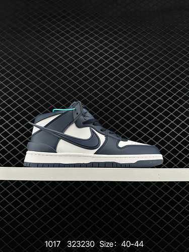 La scarpa da skateboard Nike AMBUSH x SB Dunk High SB presenta una combinazione di colori blu royal,