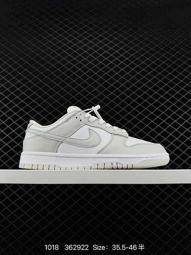 La scarpa Nike Dunk Low quotPhoton Dustquot Nike SB bianco grigio a taglio basso è realizzata in tes