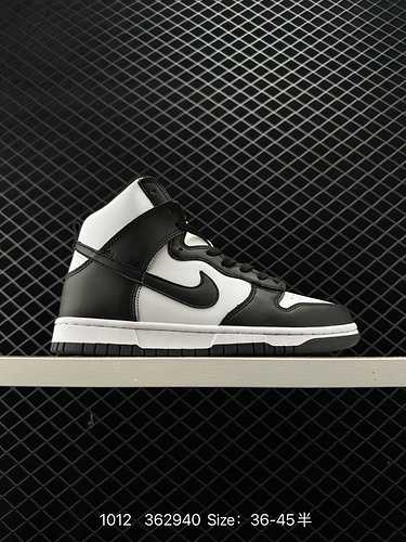 La NikeNike SB Dunk High Dunk SB a 2 strati, come suggerisce il nome, ha un classico lignaggio Dunk 