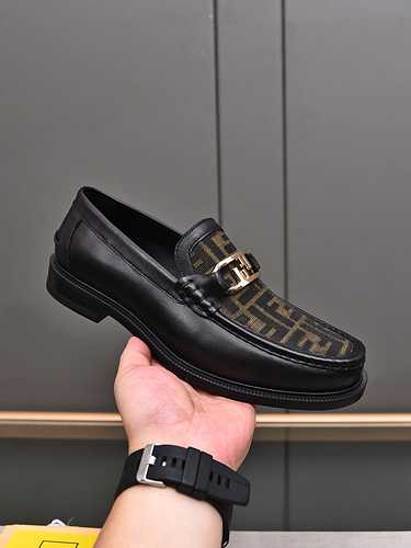 Scarpa da uomo Fendi Codice 1018B80 Taglia 3844 45 personalizzato non reso o cambio