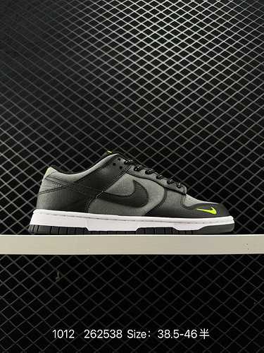 Le sneakers versatili classiche della serie Nike Dunk Low SB sono dotate di una spessa imbottitura s