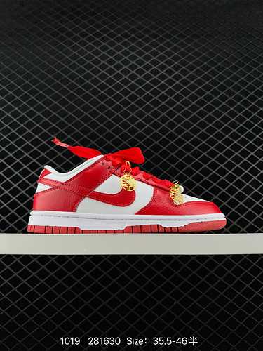 La tomaia Nike Dunk Low quotGym Redquot bianco rosso e oro presenta pelle bianca come tonalità di co