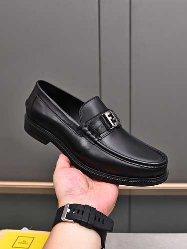 Scarpa da uomo Fendi Codice 1018B80 Taglia 3844 45 personalizzato non reso o cambio