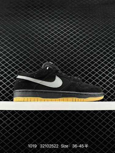 La scarpa da cricket Nike SB Zoom Dunk Low, classica scarpa sportiva casual e versatile, presenta un