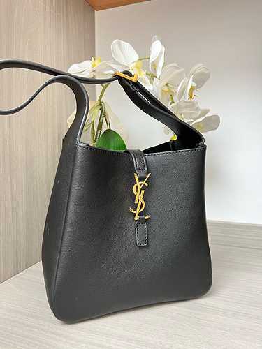 La borsa a tracolla YSL Saint Laurent è realizzata in pelle bovina originale importata con borsa reg