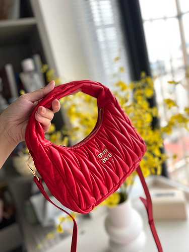 La borsa Miumiu è realizzata in pelle bovina originale importata con borsa regalo di consegna di alt