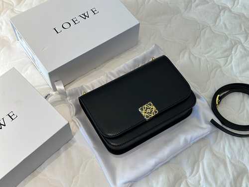 La borsa a tracolla Loew Loewe è realizzata in pelle bovina originale importata con borsa regalo di 