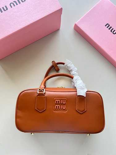 La borsa Miumiu è realizzata in pelle bovina originale importata con borsa regalo di consegna di alt