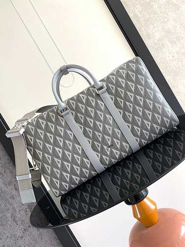 Borsa da viaggio esclusiva da uomo DIOR realizzata in pelle bovina originale importata. Borsa regalo