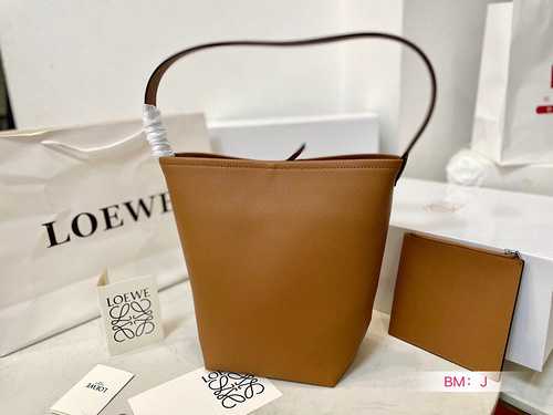 La borsa a tracolla Loew Loewe è realizzata in pelle bovina originale importata con borsa regalo di 