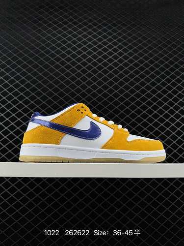 Le sneakers retrò della serie Nike SB Nike Dunk Low come classiche scarpe da basket degli anni '80 s