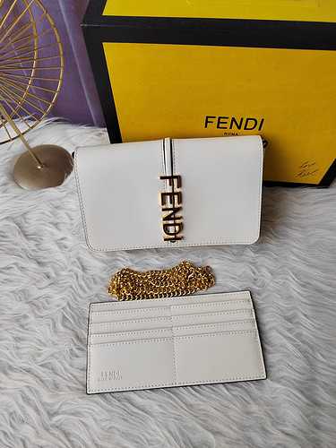 FENDI La borsa a catena Fendi adotta una borsa regalo originale importata in pelle bovina di alta qu