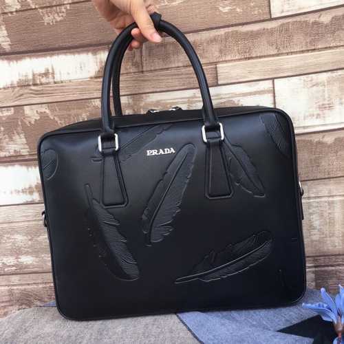 PRADA La valigetta da uomo è realizzata in pelle bovina importata di prima qualità con una borsa reg