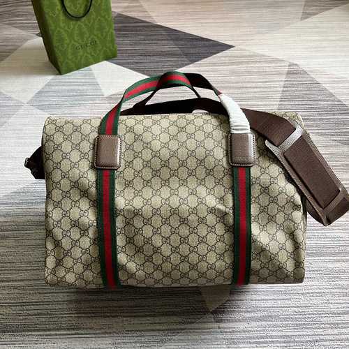 L'esclusiva borsa da viaggio da uomo GUCCI è realizzata in pelle bovina originale importata, borsa r