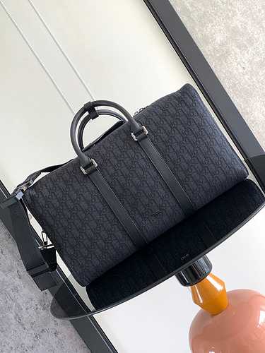 L'esclusiva borsa da viaggio da uomo DIOR è realizzata in pelle bovina originale importata e borsa r