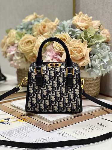 La borsa DIOR è realizzata in pelle originale di alto livello importata e versione replica di fascia